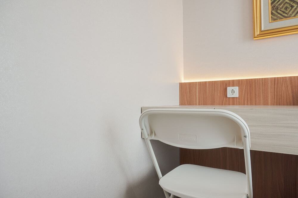 Джакарта: Comfortable and Minimalist Studio Apartment at Woodland Park Residence
