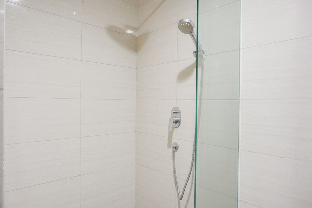 Джакарта: Minimalist and Comfort Studio at Ciputra International Apartment