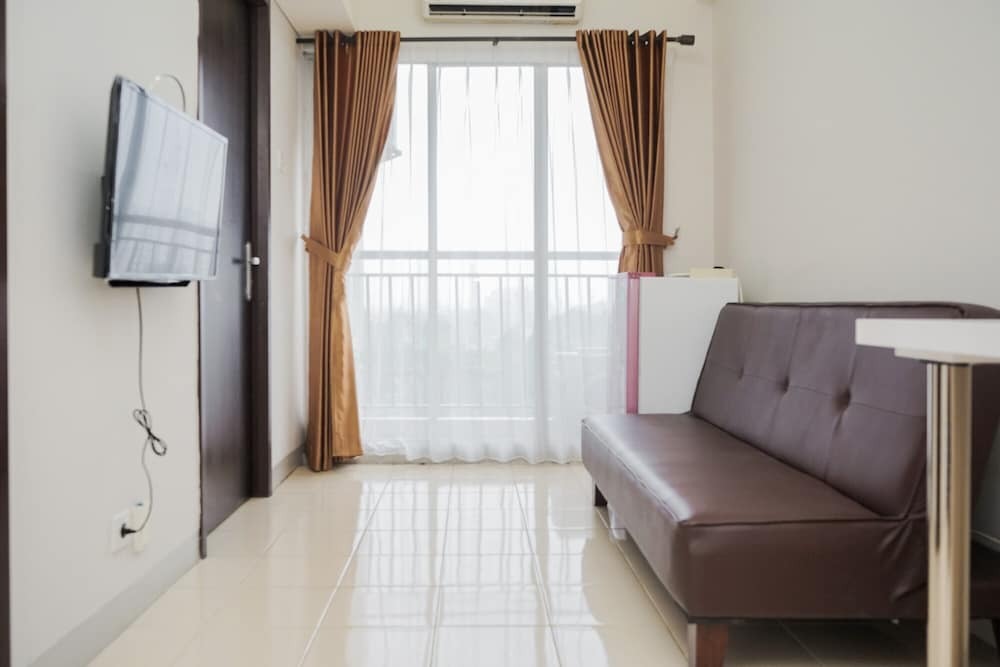 Южный Тангеранг: Comfort and Nice 2BR at Serpong Greenview Apartment