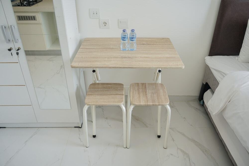 Legok: Comfy and High Floor Studio at Sky House BSD Apartment