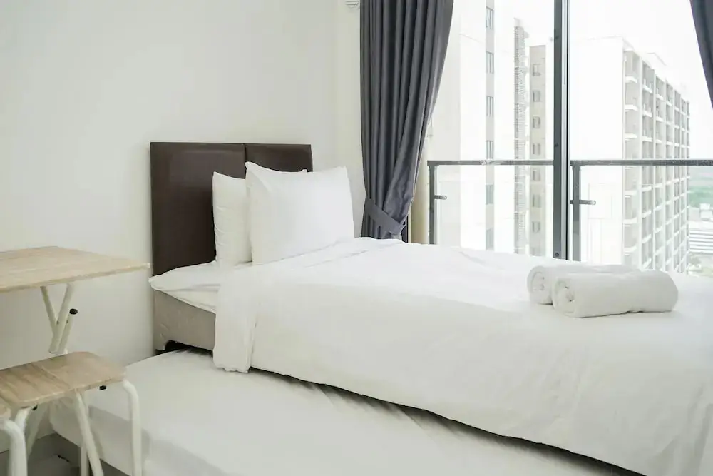 Legok: Comfy and High Floor Studio at Sky House BSD Apartment