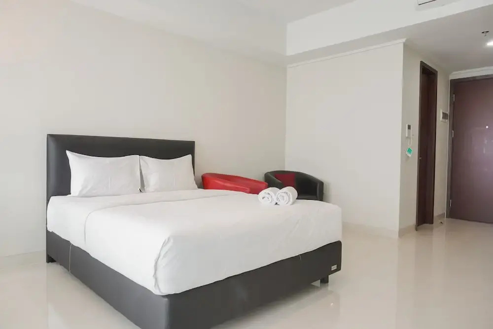 Джакарта: Comfort and Homey Studio at Green Sedayu Apartment