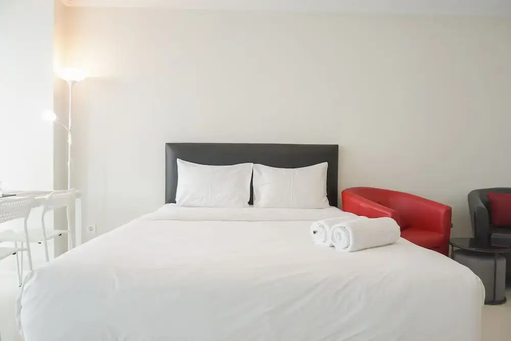 Джакарта: Comfort and Homey Studio at Green Sedayu Apartment