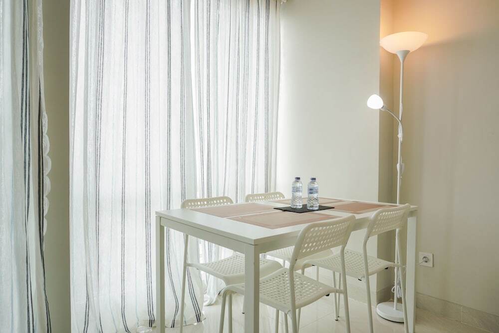 Джакарта: Comfort and Homey Studio at Green Sedayu Apartment