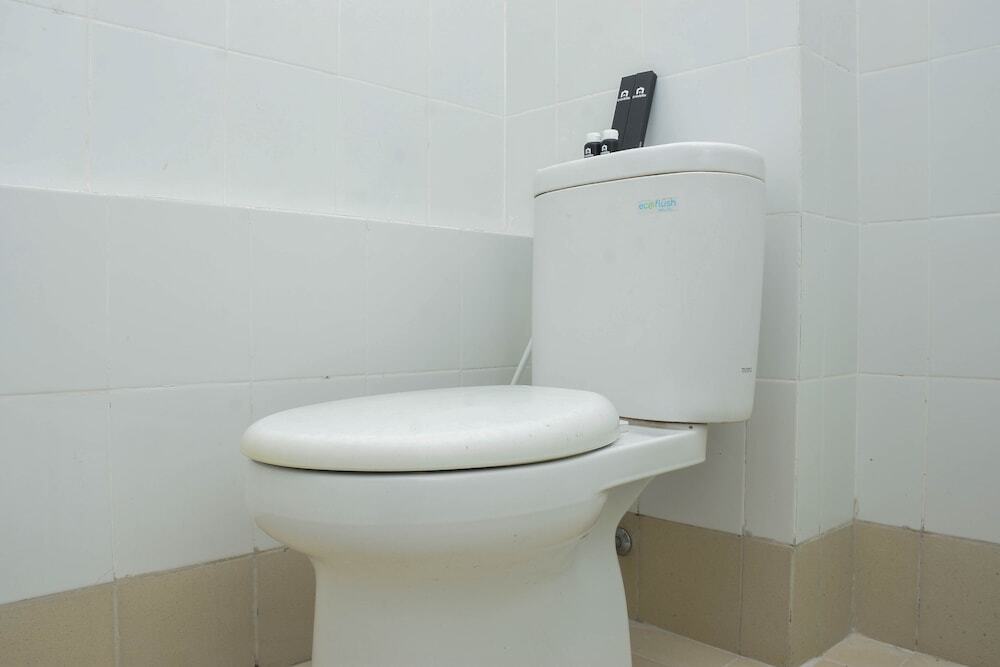 Джакарта: Elegant and Comfy Studio at Bassura City Apartment