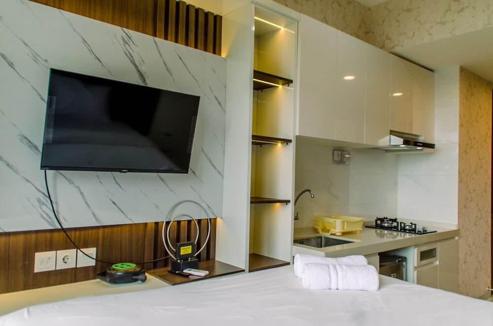 Legok: Modern and Cozy Studio at Sky House BSD Apartment
