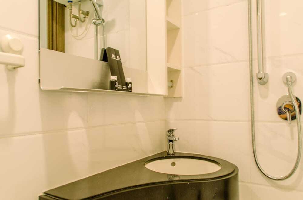 Legok: Cozy and Minimalist Studio at Sky House BSD Apartment