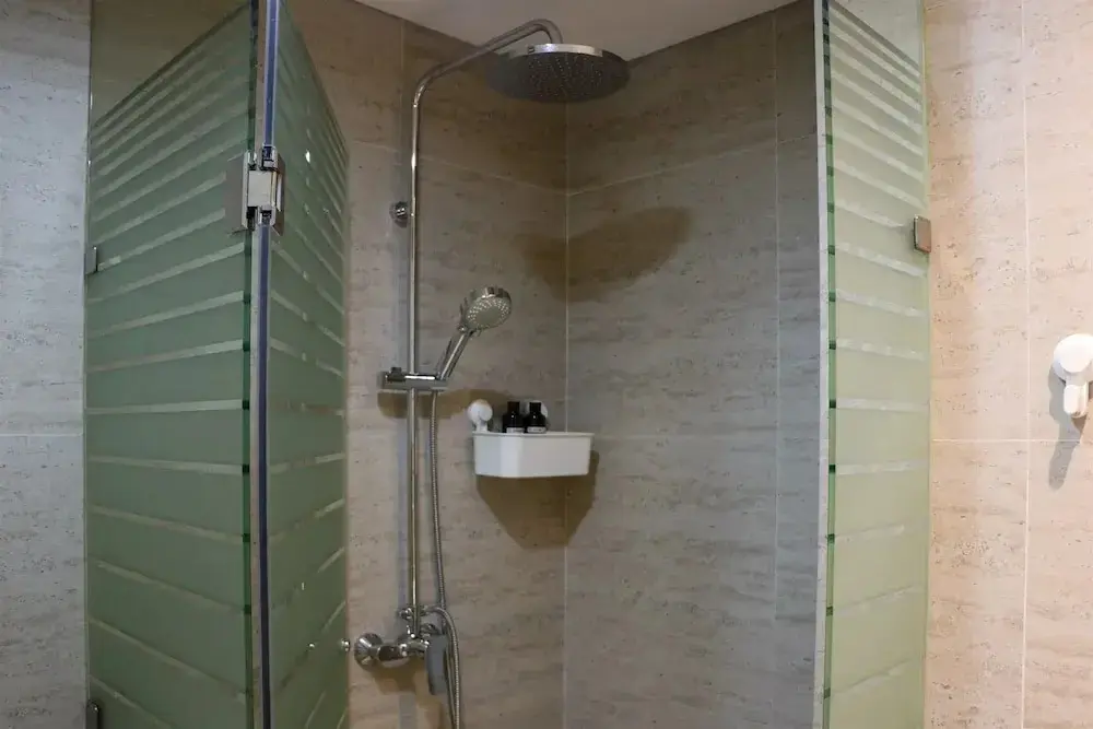 Джакарта: Comfort and Elegant 1BR at Gold Coast Apartment