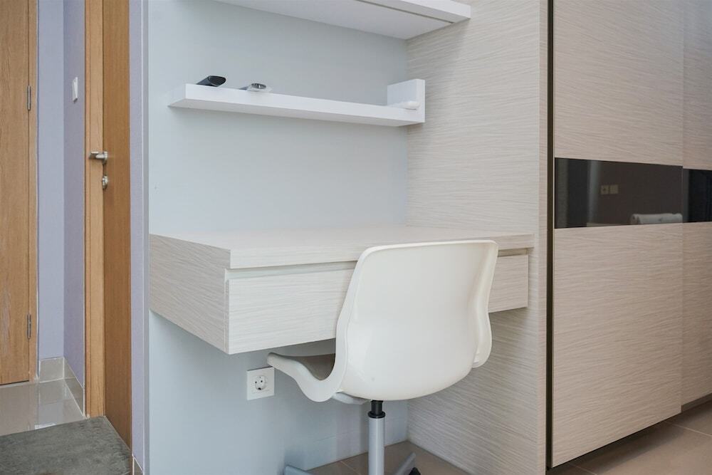 Legok: Fancy And Comfy Studio At B Residence Apartment