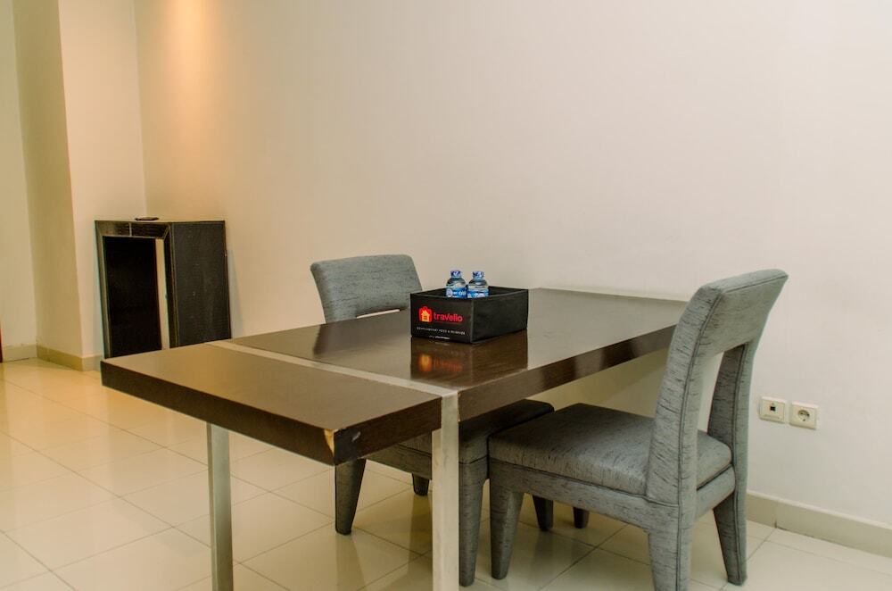 Джакарта: Cozy Living 1Br The Bellezza Apartment