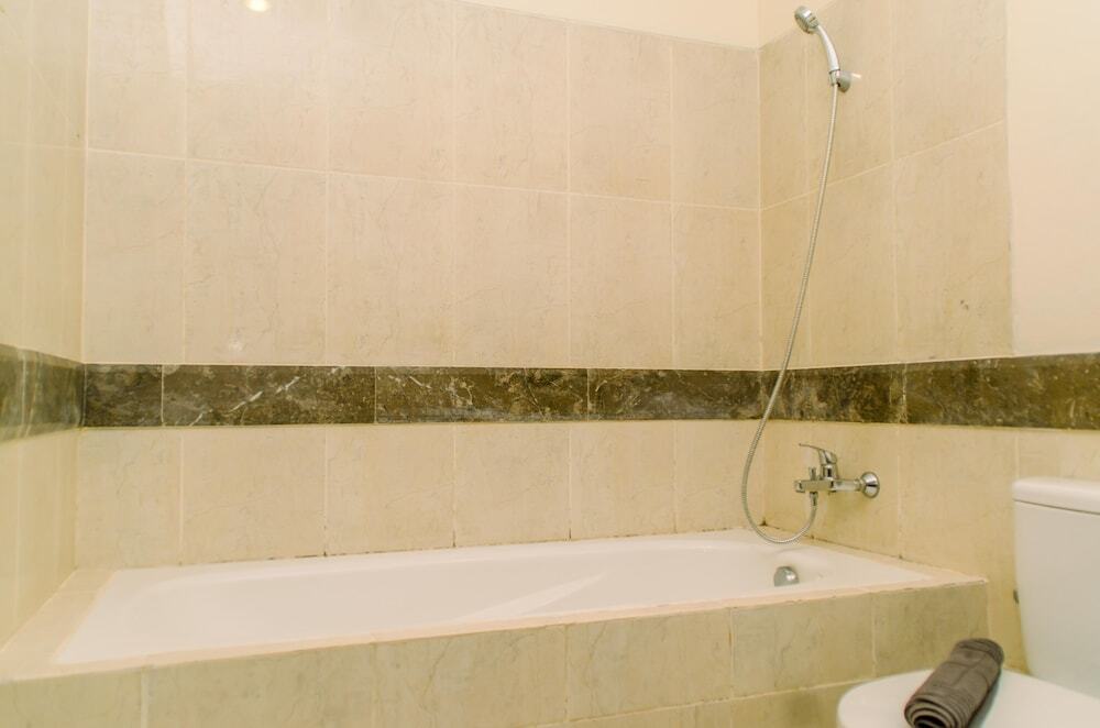 Джакарта: Cozy Living 1Br The Bellezza Apartment