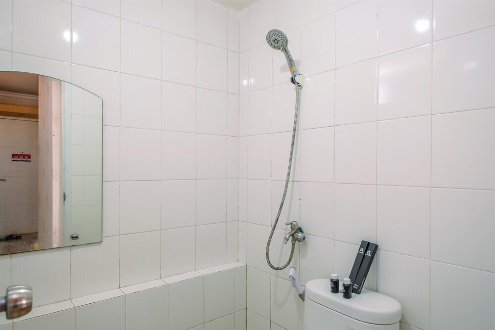 Джакарта: Comfort And Homey 2Br At Bassura City Apartment