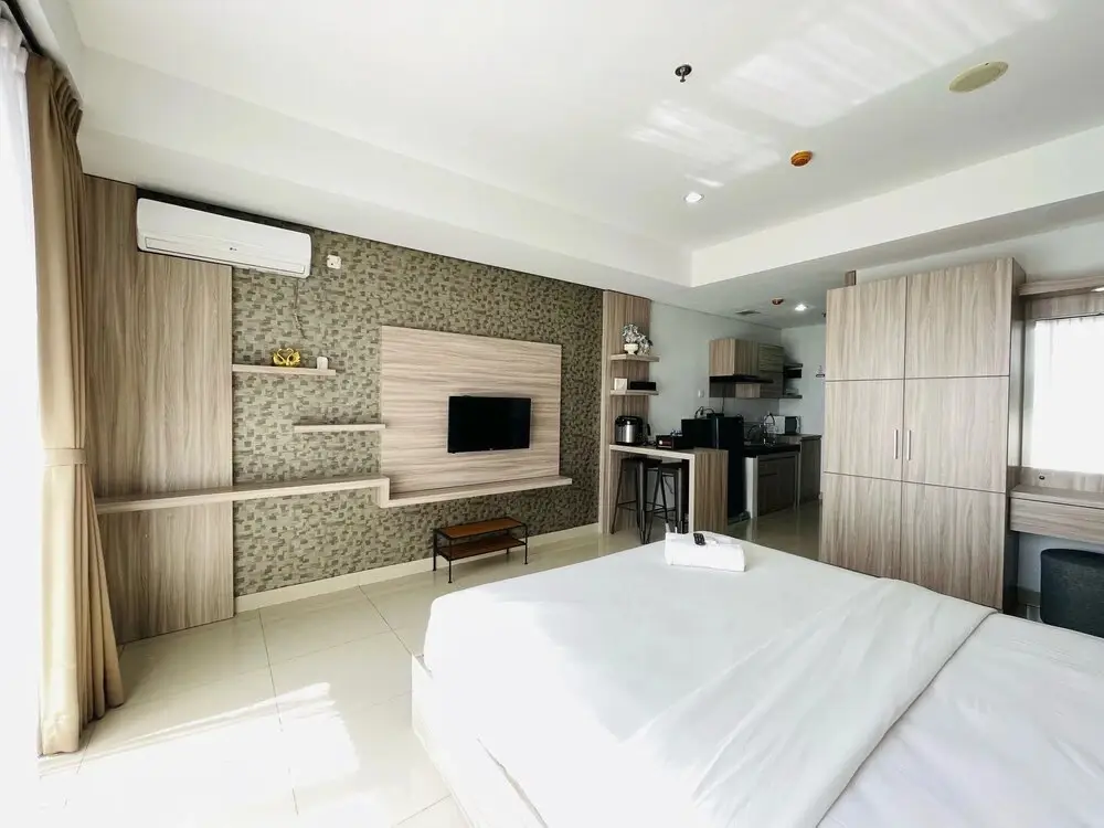 Бандунг: Deluxe Studio Room At Dago Suites Apartment