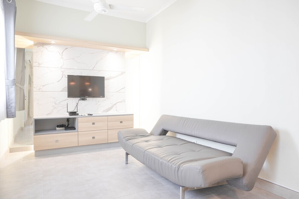 Джакарта: Comfort And Minimalist 2Br At Gajah Mada Mediterania Apartment