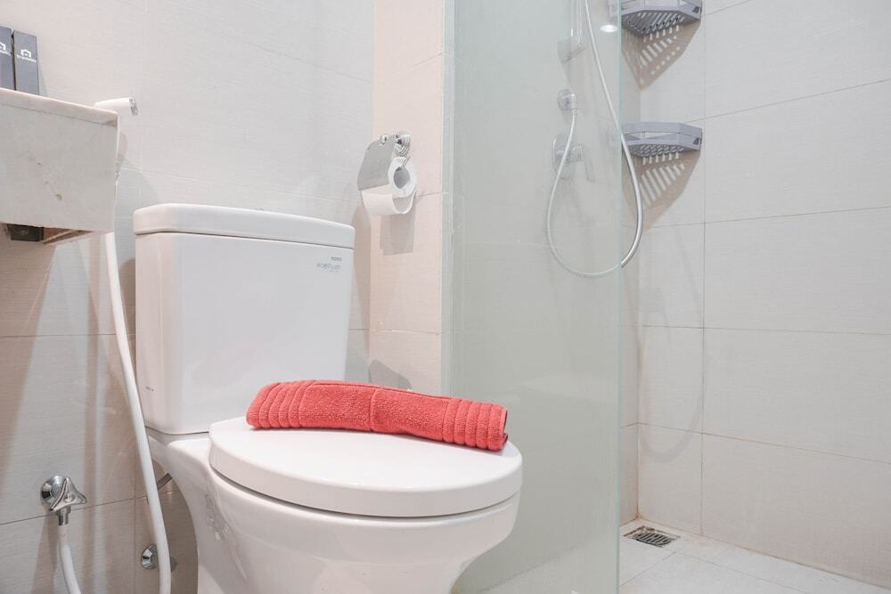 Джакарта: Warm And Comfort Studio Room At Green Sedayu Apartment