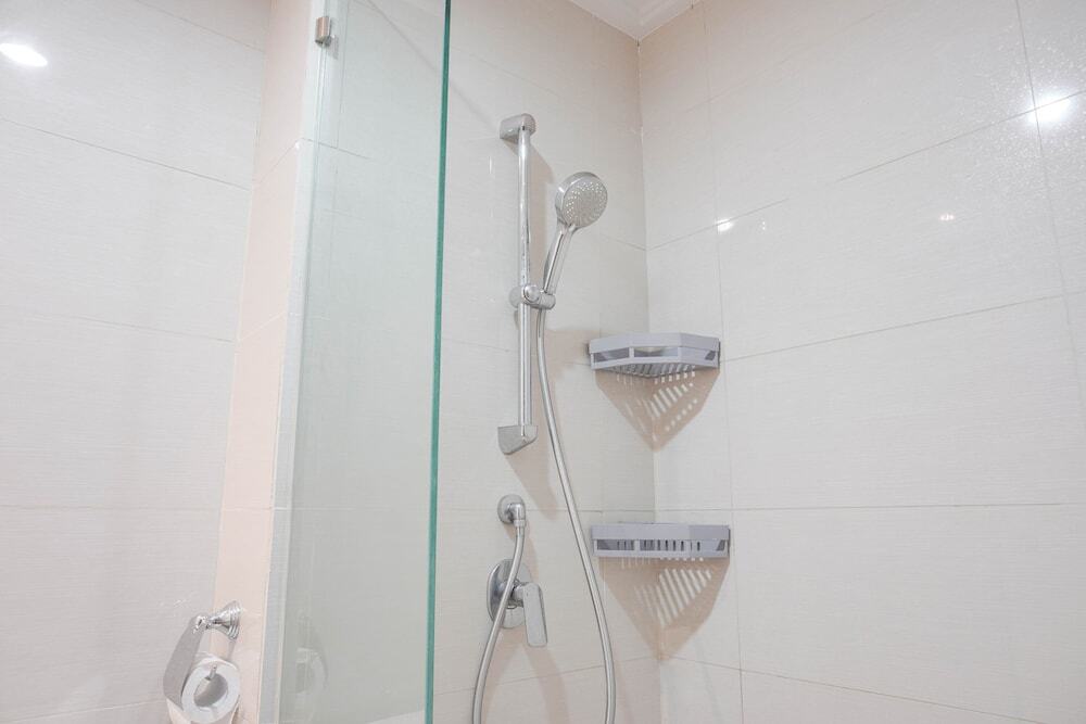 Джакарта: Warm And Comfort Studio Room At Green Sedayu Apartment