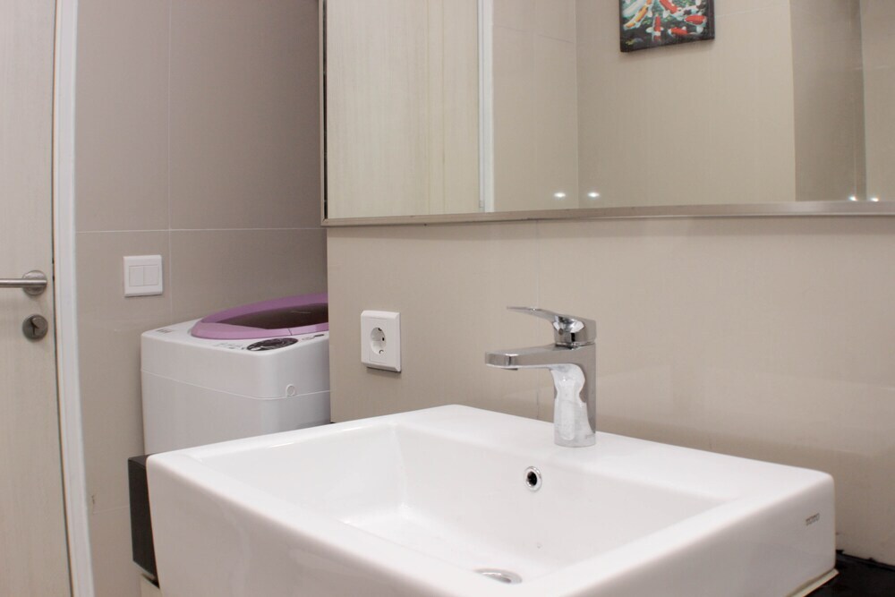 Чикаранг: Comfort And Minimalist Studio At Azalea Suites Apartment