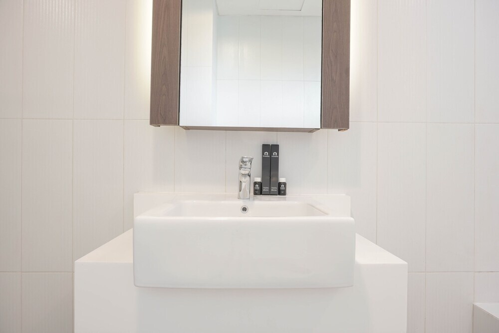 Джакарта: Spacious 3Br At Simprug Park Residences Apartment