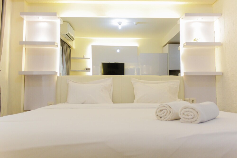 Тангеранг: Classic and Nice Studio Room Annora Living Apartment