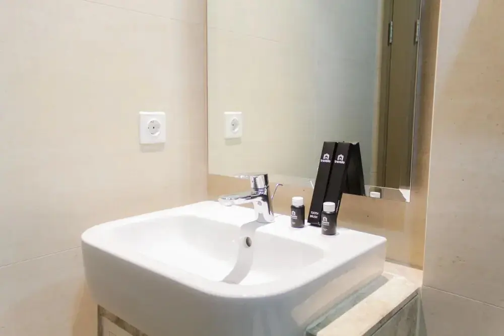 Джакарта: Luxury Studio at Gold Coast Apartment