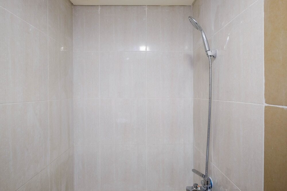Сибату: Modern 2BR Room at Meikarta Apartment By Travelio
