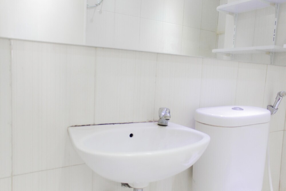 Южный Тангеранг: Cozy Stay 1BR Serpong Greenview Apartment