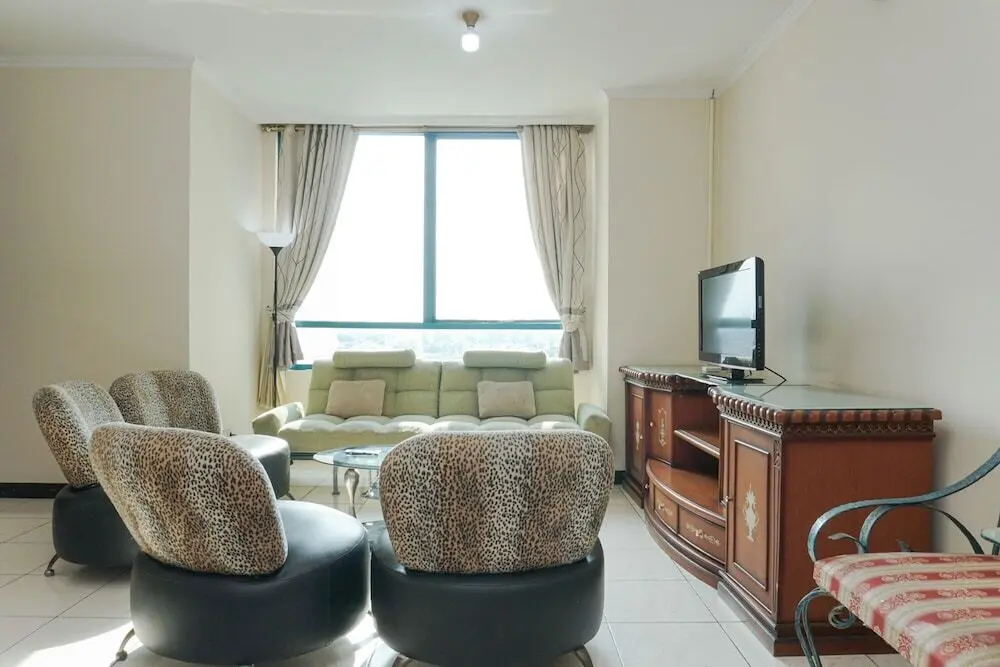 Джакарта: Modern Elegant and Good 3BR at Pangeran Jayakarta Apartment
