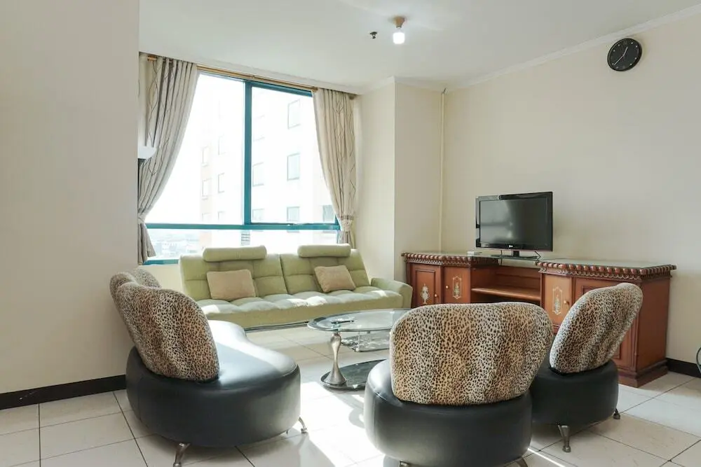 Джакарта: Modern Elegant and Good 3BR at Pangeran Jayakarta Apartment