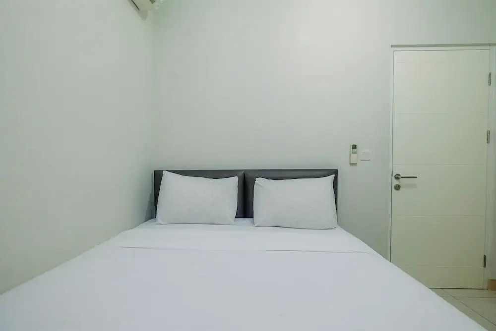Бекаси: 2BR Apartment with Minimalist Style at Springlake Summarecon