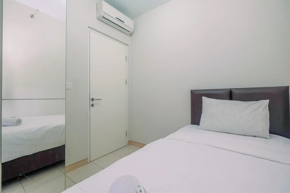 Бекаси: 2BR Apartment with Minimalist Style at Springlake Summarecon