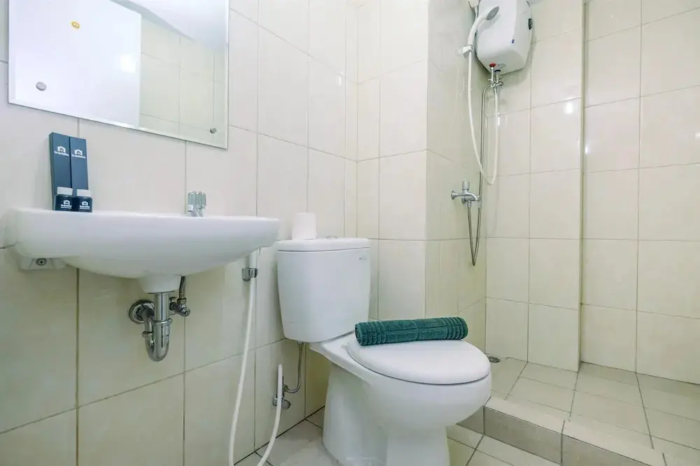 Бекаси: 2BR Apartment with Minimalist Style at Springlake Summarecon