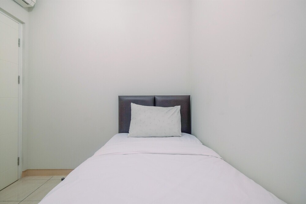 Бекаси: 2BR Apartment with Minimalist Style at Springlake Summarecon