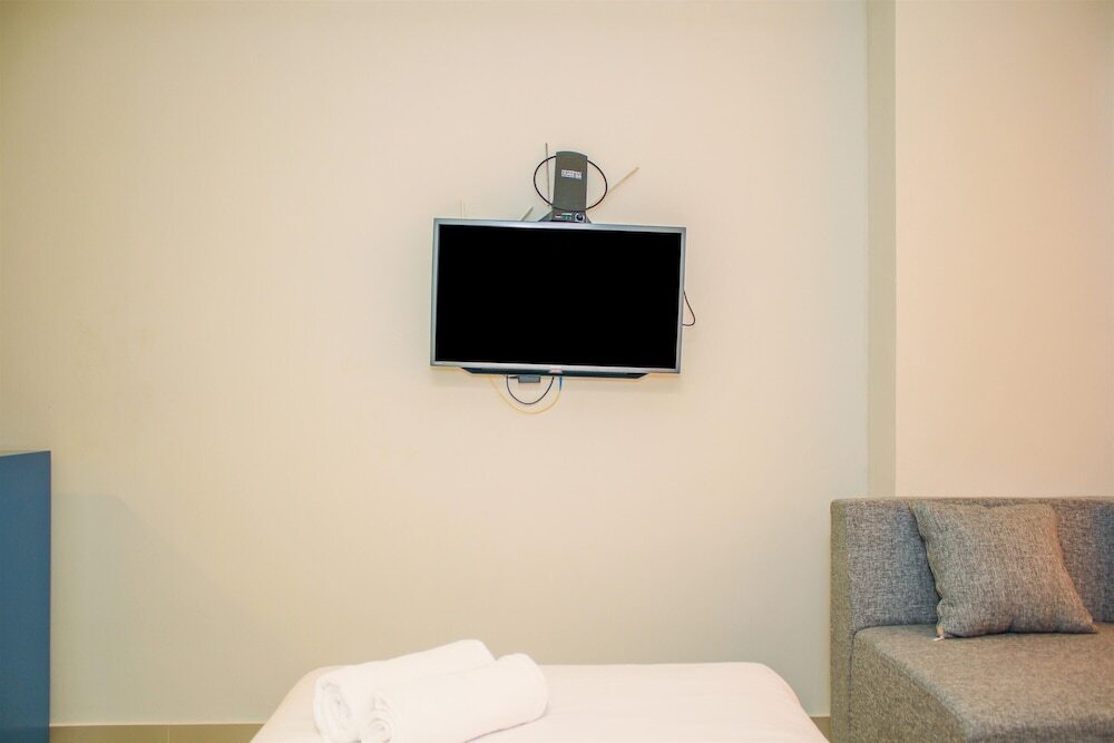 Депок: Brand New and Comfy Studio Modern Room at Evenciio Apartment