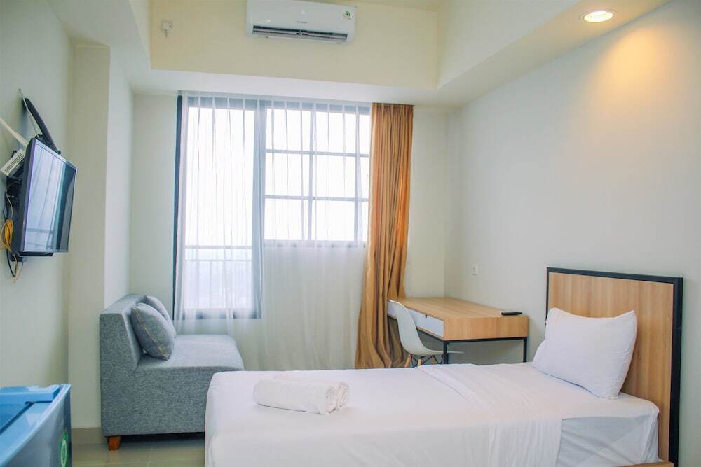 Депок: Brand New and Comfy Studio Modern Room at Evenciio Apartment