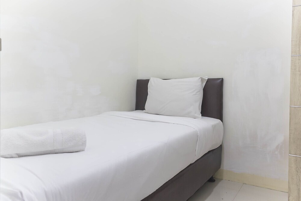 Джакарта: Homey and Comfy 2BR at Green Pramuka City Apartment