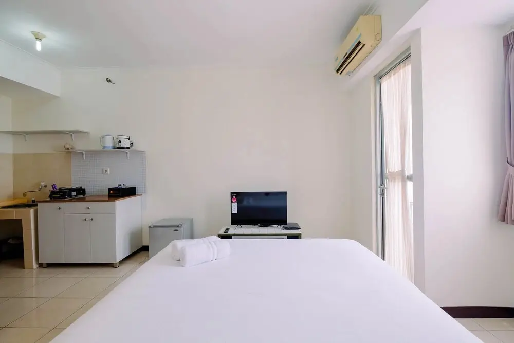 Джакарта: Simple Furnished Studio Apartment at Maple Park