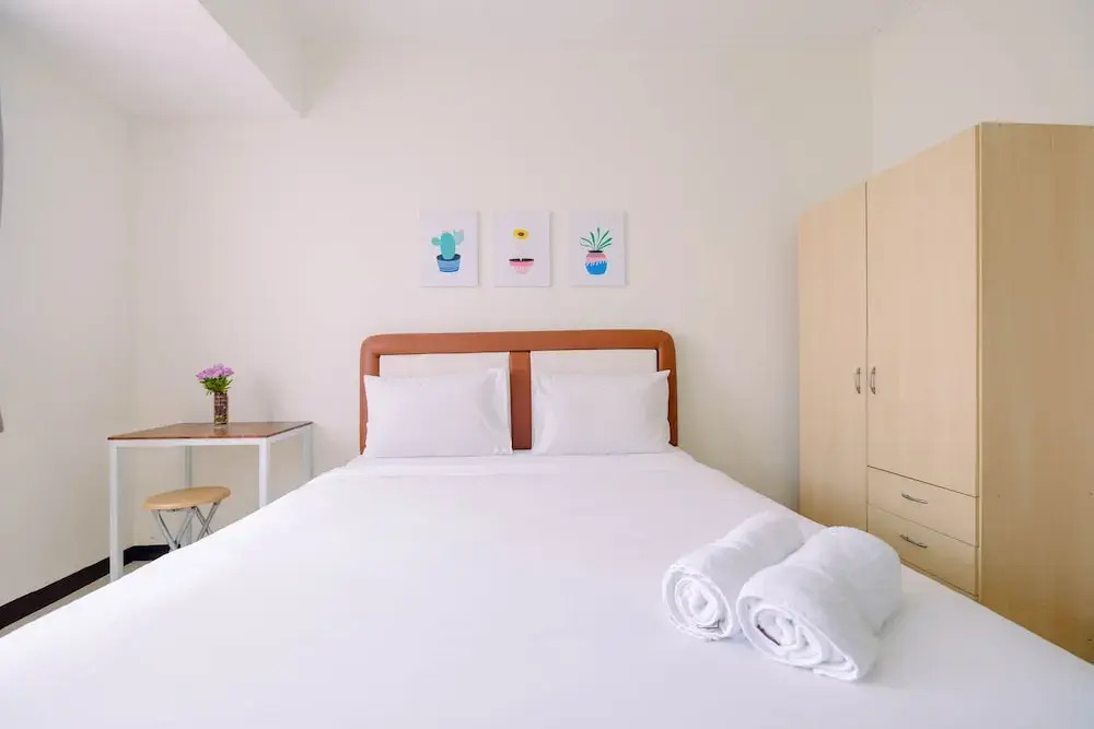 Джакарта: Simple Furnished Studio Apartment at Maple Park