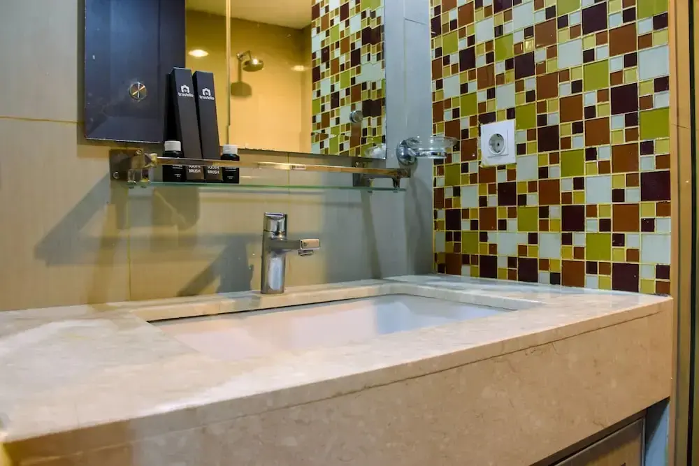 Джакарта: Chic and Cozy 1BR Apartment at H Residence near MT Haryono