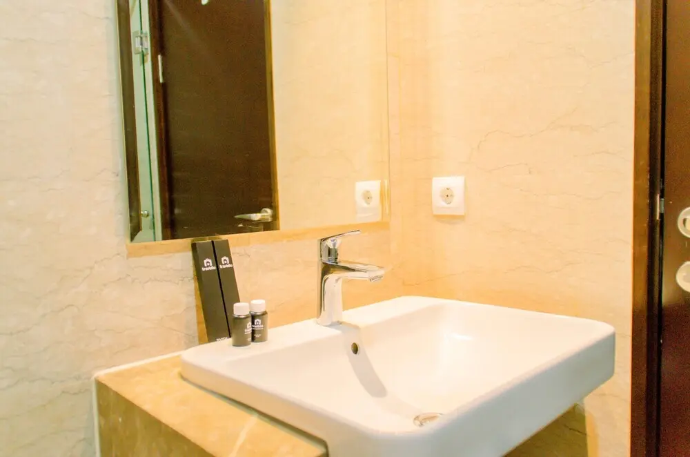 Джакарта: Elegant and Comfy Studio at Menteng Park Apartment