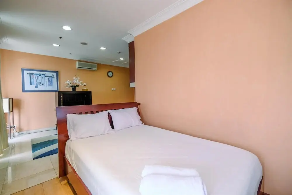 Джакарта: Homey And Comfort Studio At Roosseno Plaza Apartment