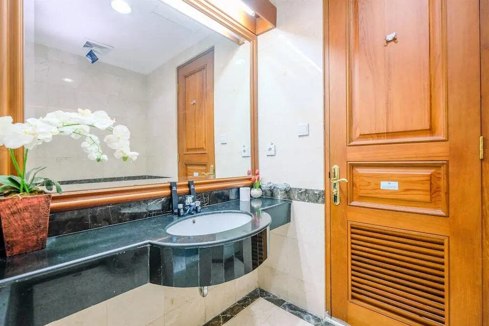 Джакарта: Homey And Comfort Studio At Roosseno Plaza Apartment