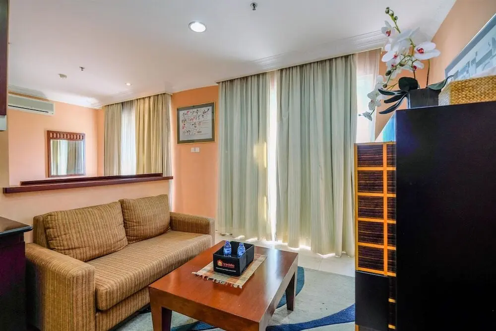 Джакарта: Homey And Comfort Studio At Roosseno Plaza Apartment