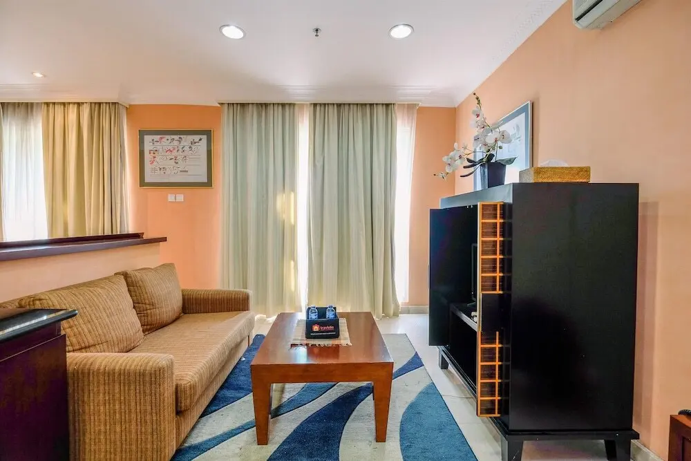 Джакарта: Homey And Comfort Studio At Roosseno Plaza Apartment