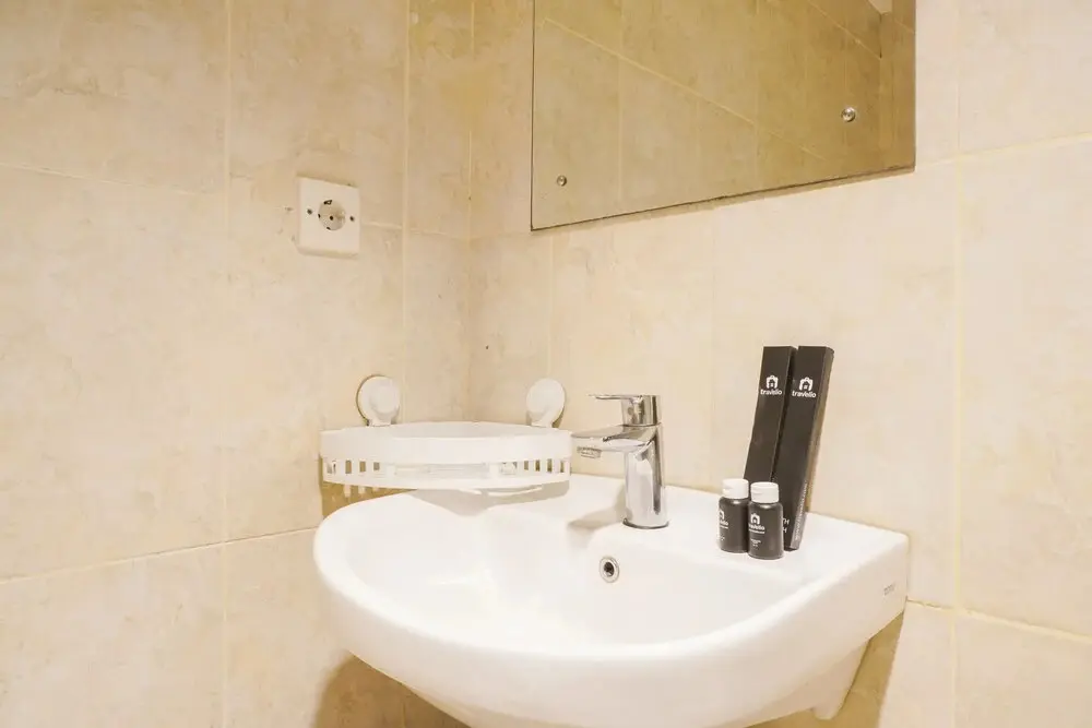 Джакарта: Minimalist And Comfort Studio At Tamansari The Hive Apartment