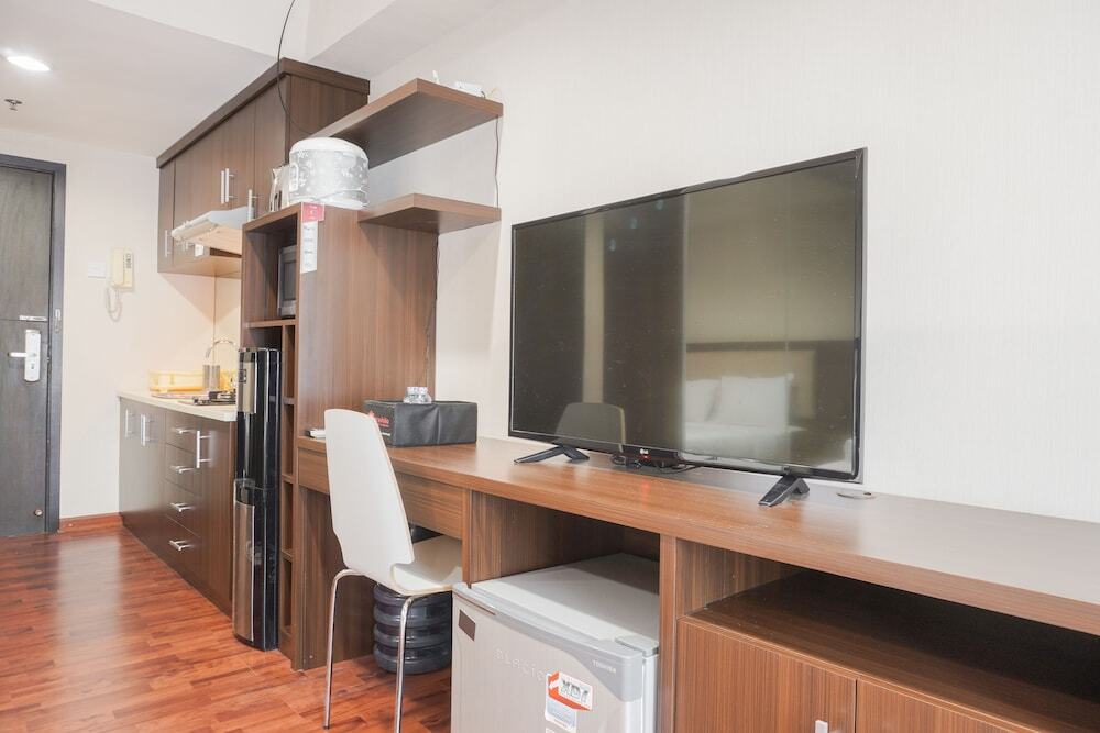 Джакарта: Minimalist And Comfort Studio At Tamansari The Hive Apartment