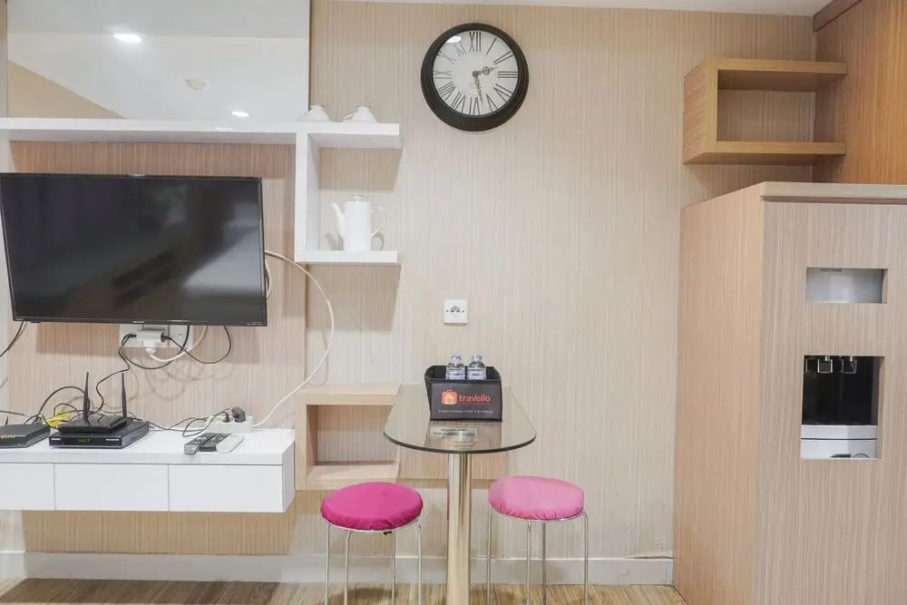 Джакарта: Minimalist Studio Room At Tamansari The Hive Apartment