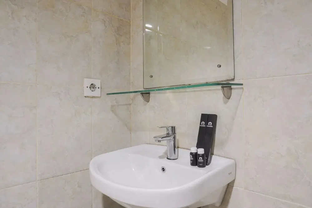 Джакарта: Minimalist Studio Room At Tamansari The Hive Apartment