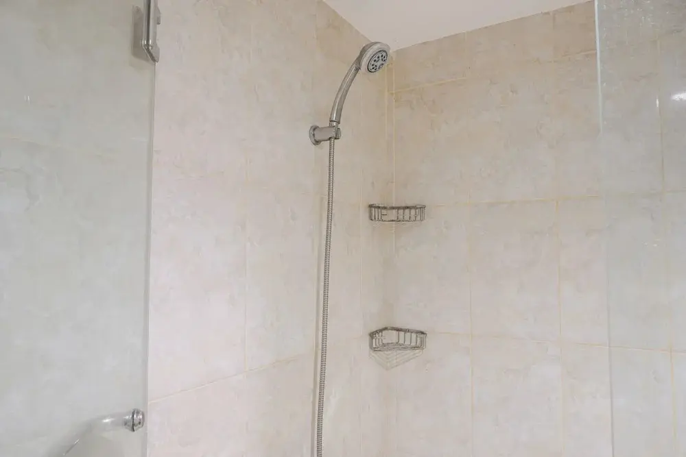 Джакарта: Minimalist Studio Room At Tamansari The Hive Apartment