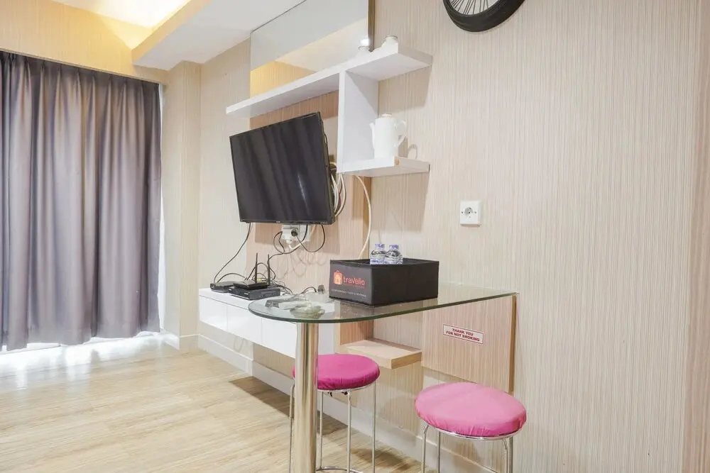 Джакарта: Minimalist Studio Room At Tamansari The Hive Apartment