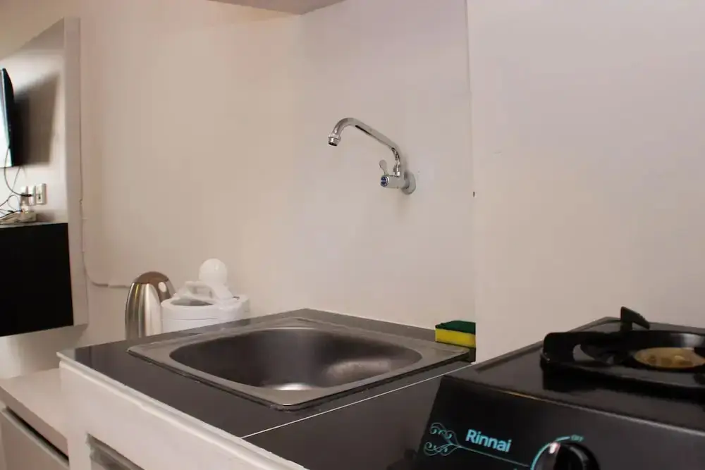 Караванг: Cozy Living Studio At Urbantown Apartment Karawang